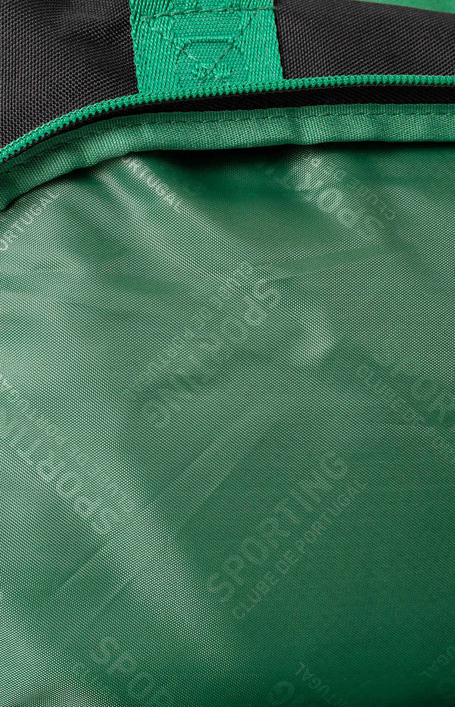 Textura do tecido verde do Saco de Desporto Escolar do Sporting.