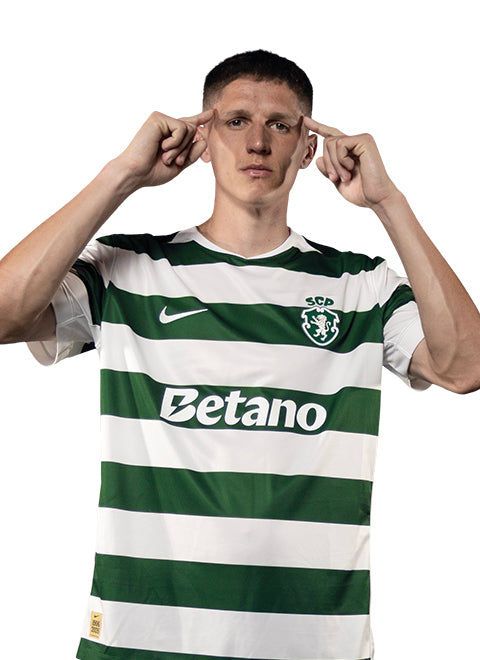 Sergi Altimira em pose de festejo, com o equipamento principal 2026/27 do Sporting.