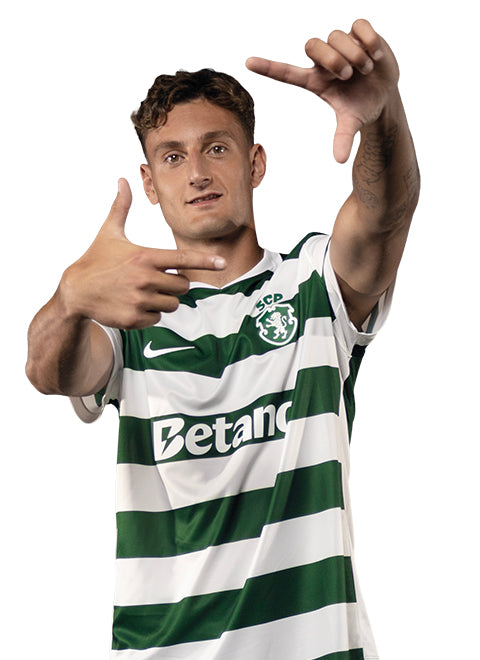 Silas Andersen em pose de festejo, com o equipamento principal 2026/27 do Sporting.