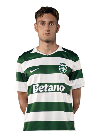 Silas Andersen, jogador do Sporting, com o equipamento principal 2026/27.