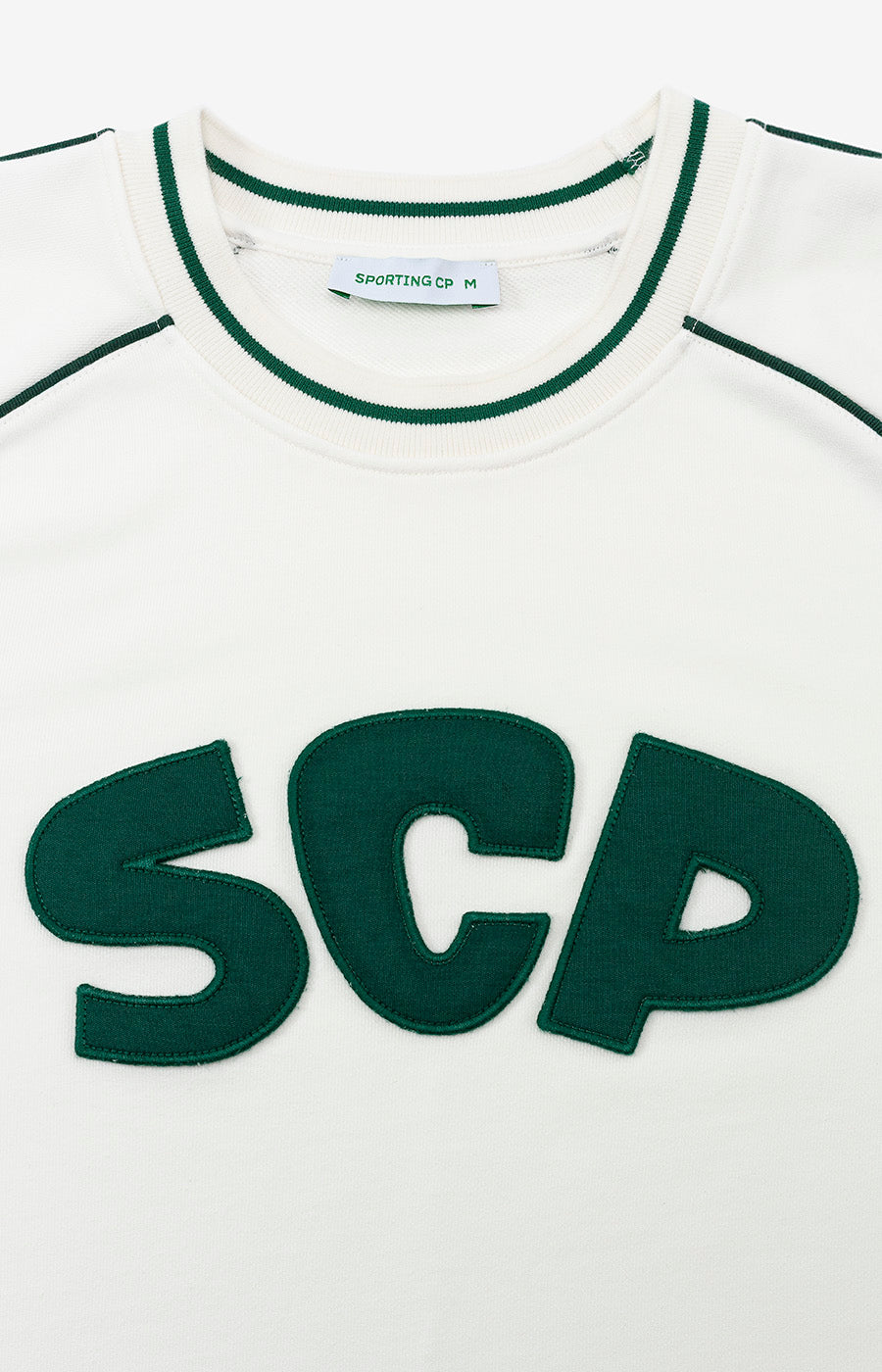 Detalhe da gola e dos acabamentos verdes da Sweatshirt Branca Retro do Sporting.