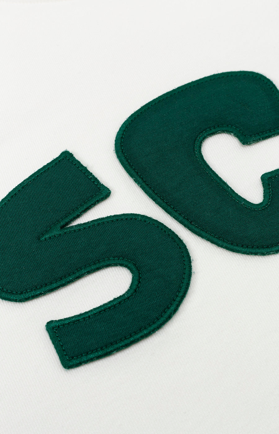 Detalhe das letras SCP em verde na frente da Sweatshirt Branca Retro do Sporting.