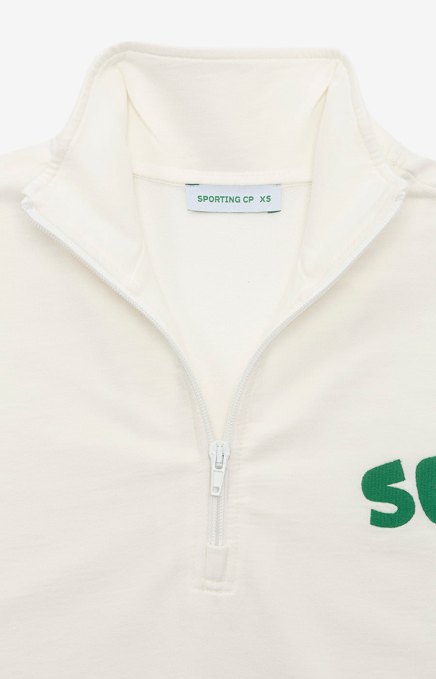 Détail du col à fermeture éclair du sweat-shirt blanc à fermeture éclair pour femme du Sporting.