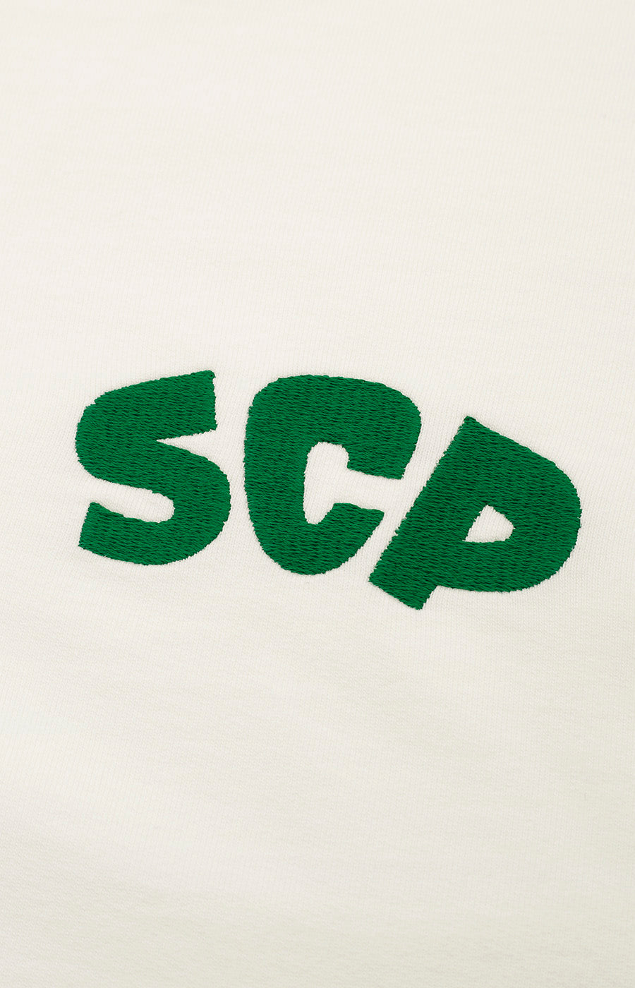 Letras SCP em verde aplicadas no peito da Sweatshirt Zip Branca do Sporting.