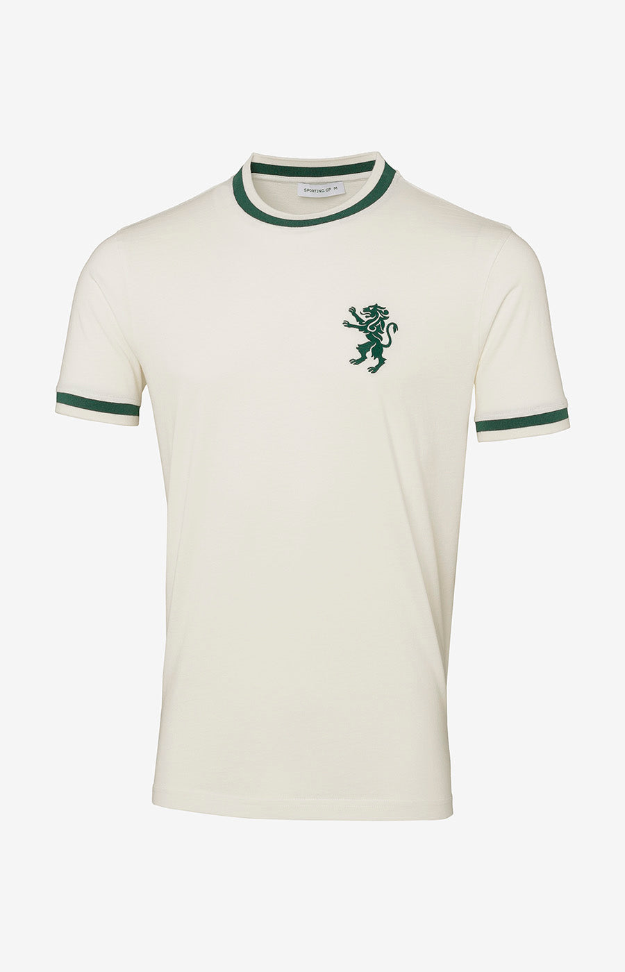 T-shirt Branca Leão Sporting, frente em creme com leão verde bordado e remates verdes na gola e nas mangas.