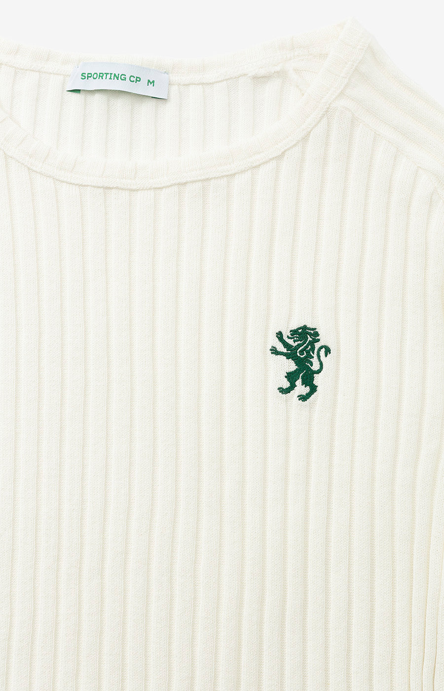 Pormenor do decote redondo e da malha canelada da T-shirt Malha Cru Leão de Mulher do Sporting.