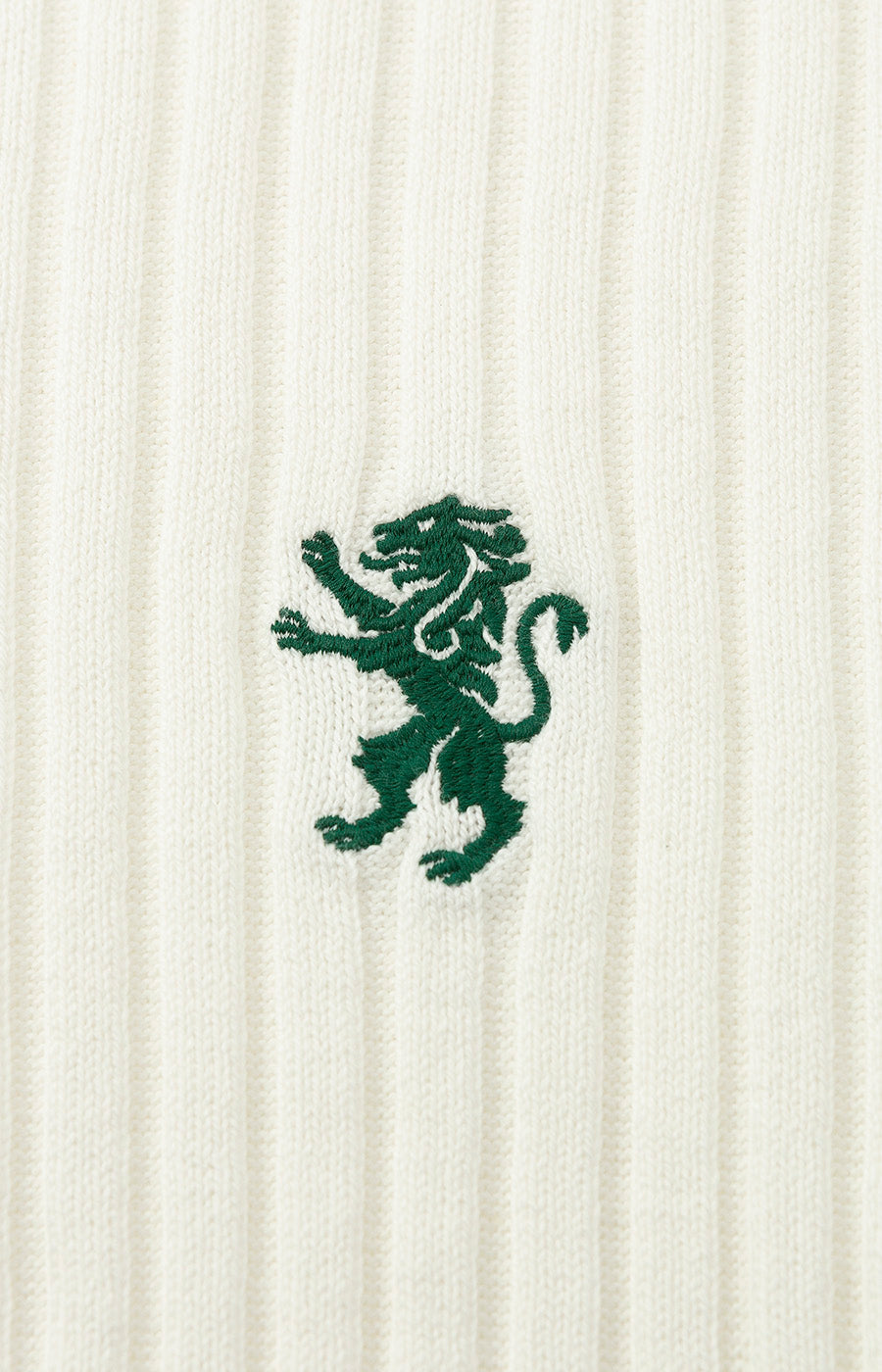 Pormenor do leão do Sporting bordado a verde na T-shirt Malha Cru Leão de Mulher.