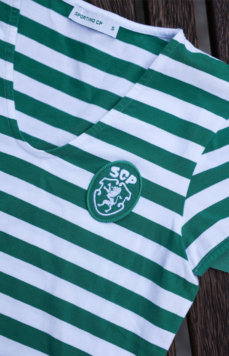 Decote em V da t-shirt de riscas do Sporting com etiqueta interior Sporting CP.