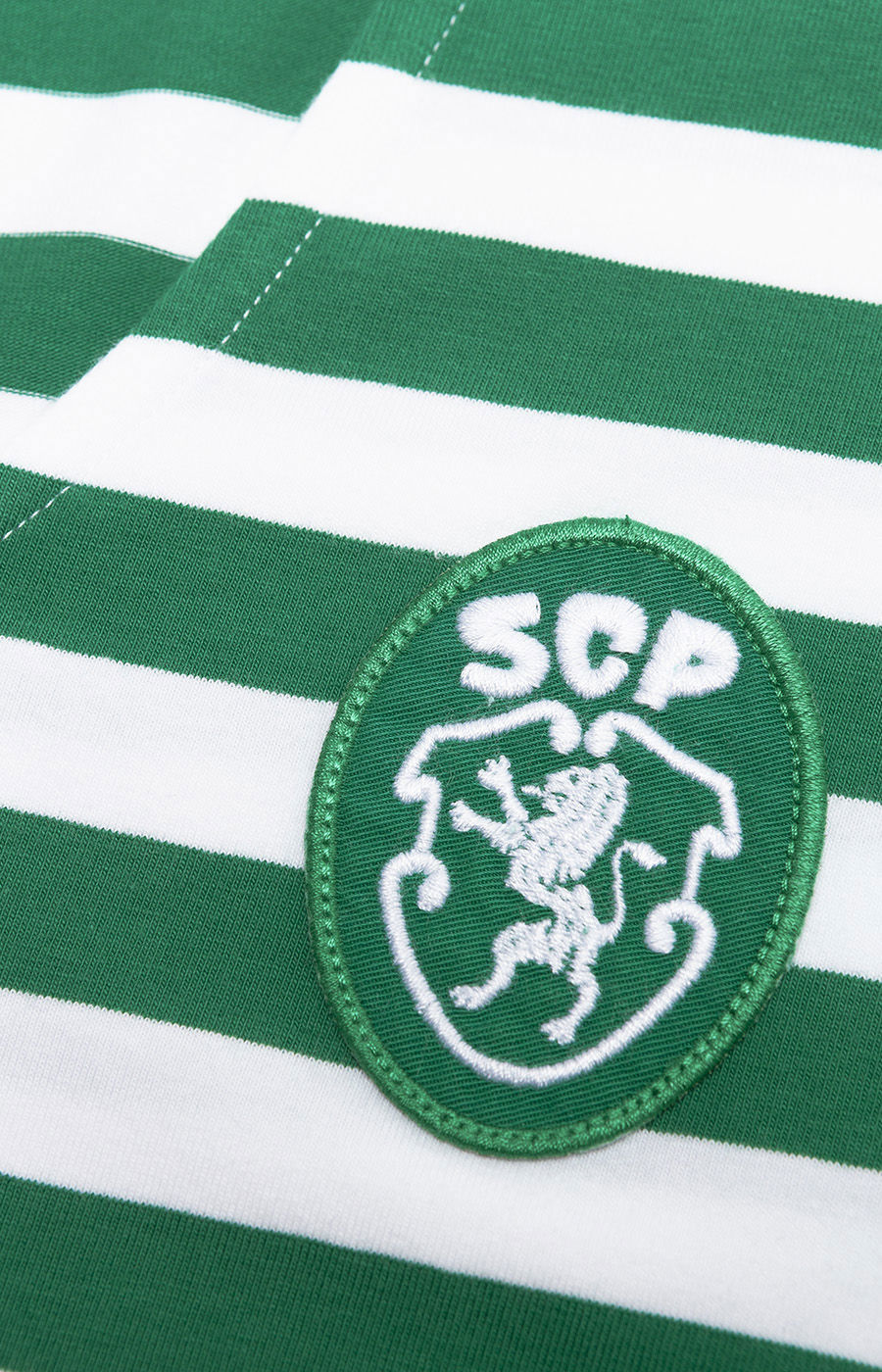Patch bordado com emblema vintage SCP aplicado ao peito da t-shirt de riscas.