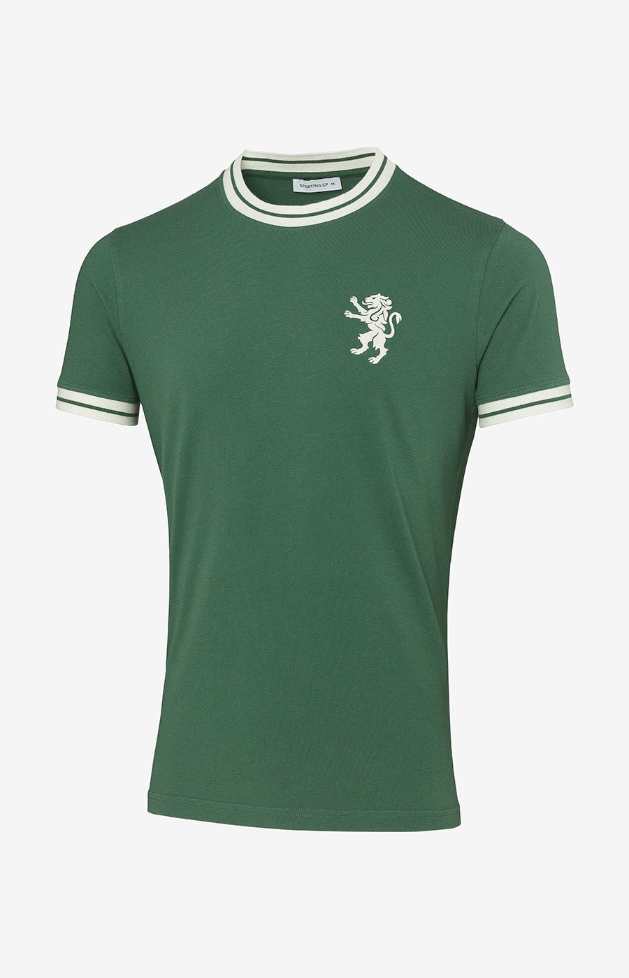 T-shirt Verde Leão Sporting, frente com leão bordado e remates brancos na gola e nas mangas.