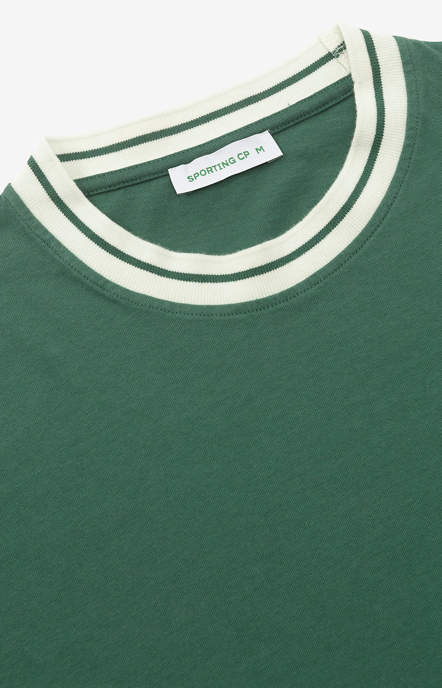 Pormenor da gola redonda com remate branco da T-shirt Verde Leão Sporting.