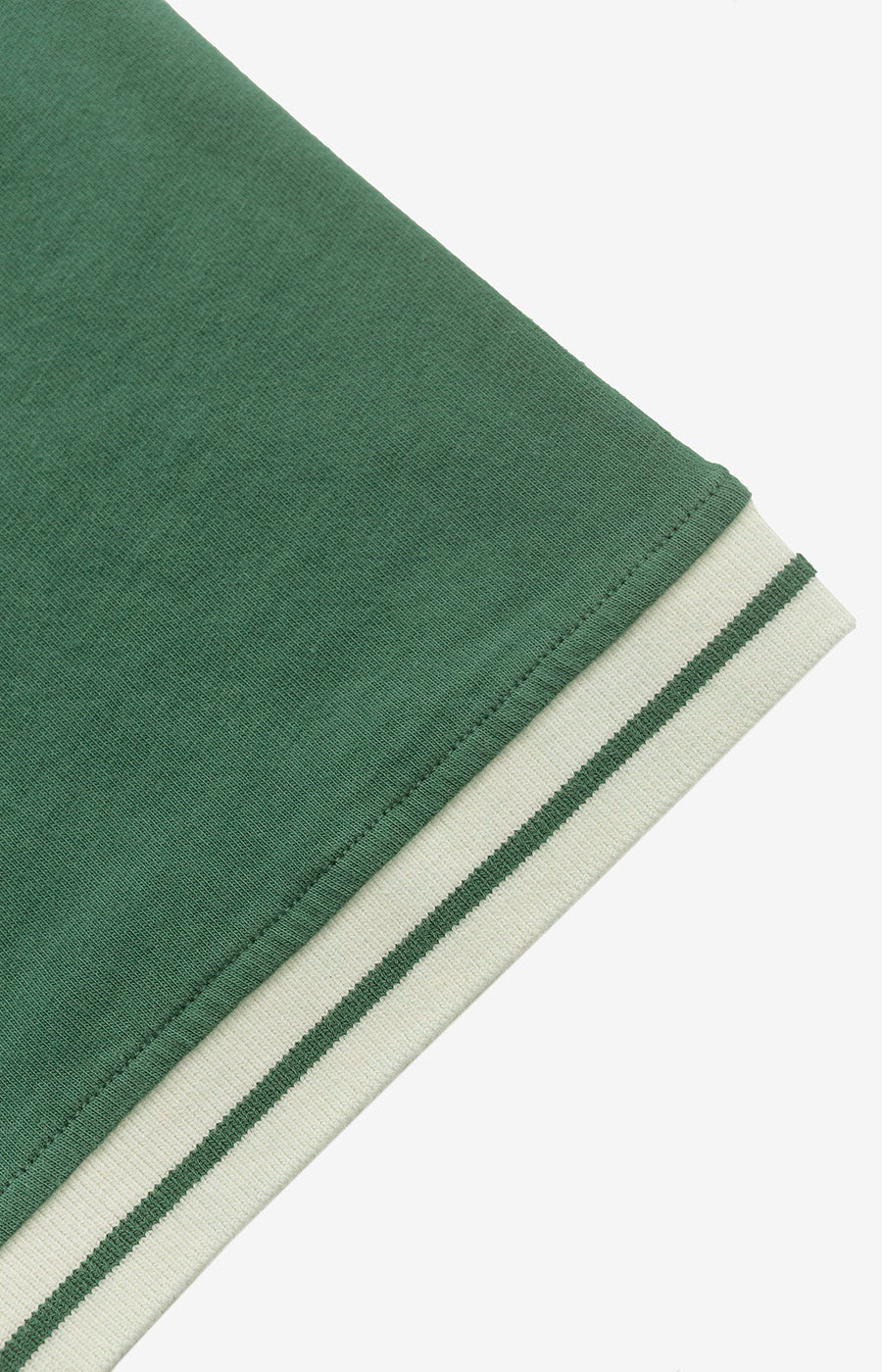 Pormenor da manga com remate branco da T-shirt Verde Leão Sporting.
