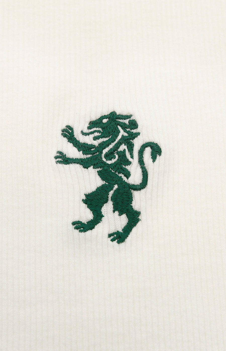 Pormenor do leão verde bordado do Top Branco Leão de Mulher do Sporting.