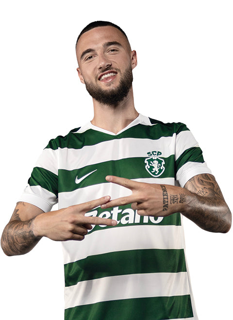 Zeno Debast em pose de festejo, com o equipamento principal 2026/27 do Sporting.